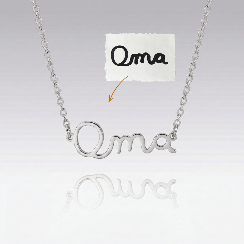 Halskette mit Handschrift „Oma“ – das handgeschriebene Wort als filigraner Anhänger, originalgetreu (Mit KI bearbeitet)
